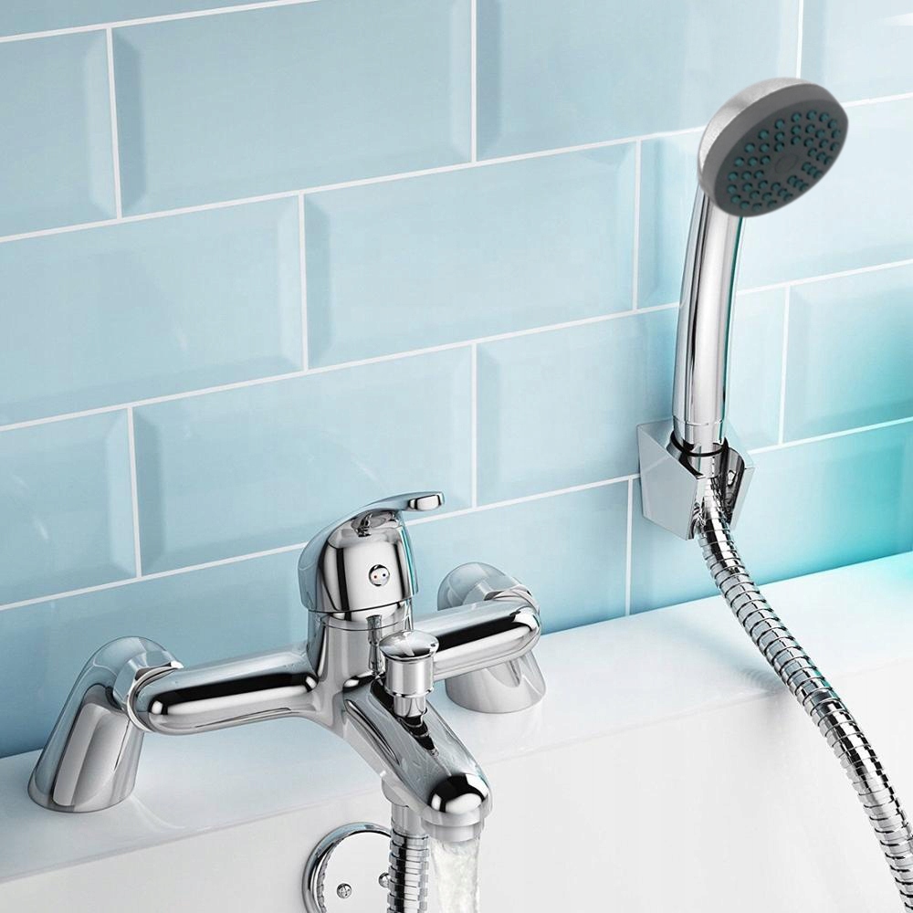 Badewannenarmatur Chrom montiert im Badezimmer